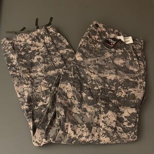Military Men’s Combat Camo Cargo Pants Size M/L ( see info for size )